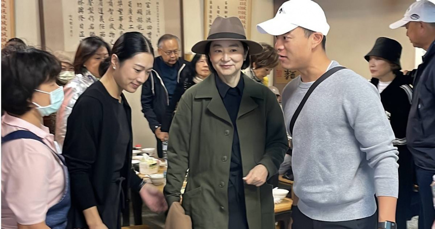 獨家／金馬前捕獲野生林青霞！　知名擔仔麵店用餐擋不住巨星風采