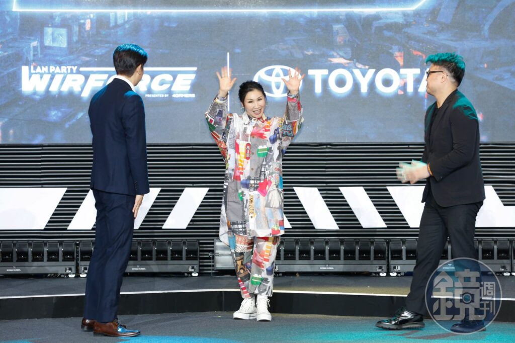高橋洋子開心收熊讚台灣禮　感謝311震災對日幫助