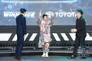 高橋洋子開心收熊讚台灣禮　感謝311震災對日幫助